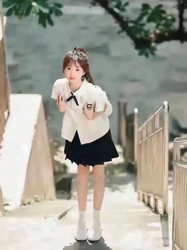 甘肃兰州一校花，楚楚动人	，倾国倾城，这气质堪称校园天花板