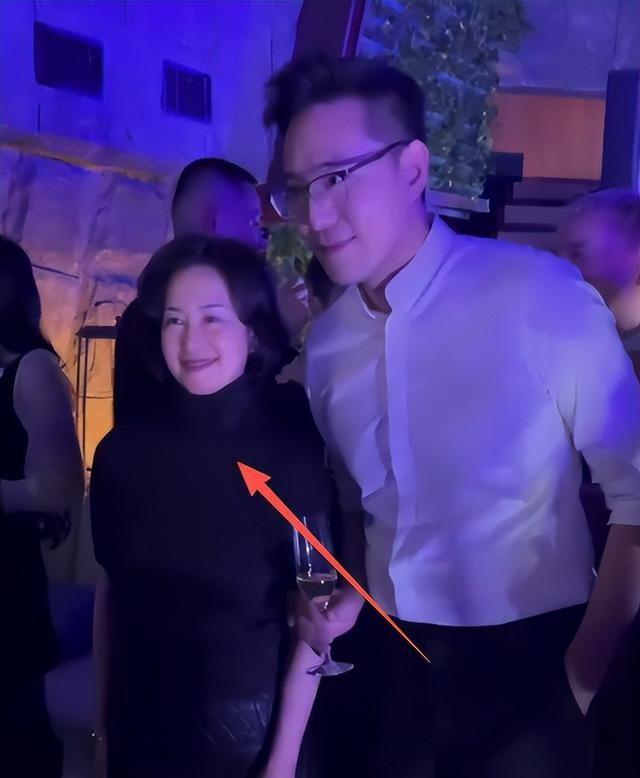 何超琼现身经济论坛，皮松肉垮不敢认，郭晶晶富态霍启刚好娇羞