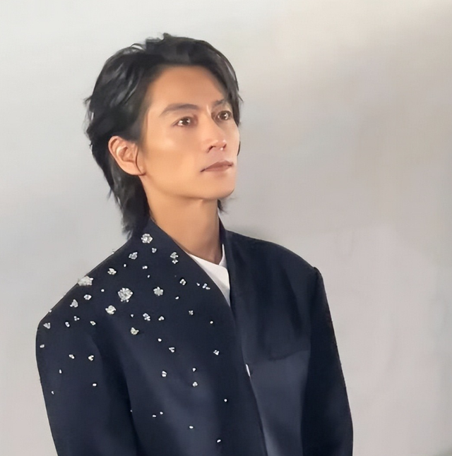 离婚9个月后，38岁陈晓再次官宣喜讯，活成陈妍希高攀不起的存在