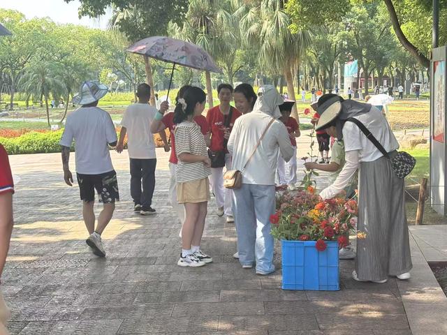 马鞍池公园邀市民当一回采花匠 一束花成了公园敞开大门的“钥匙”