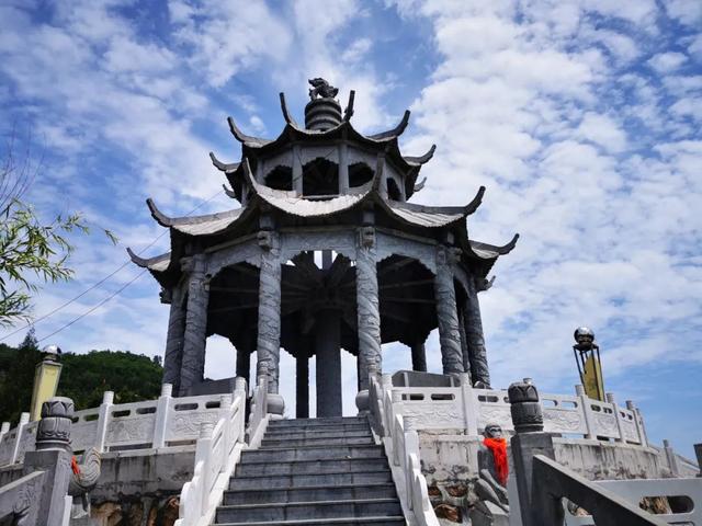 嵩县八景“西岩戴雪”：武则天常登的山，躺着一口神奇的大钟