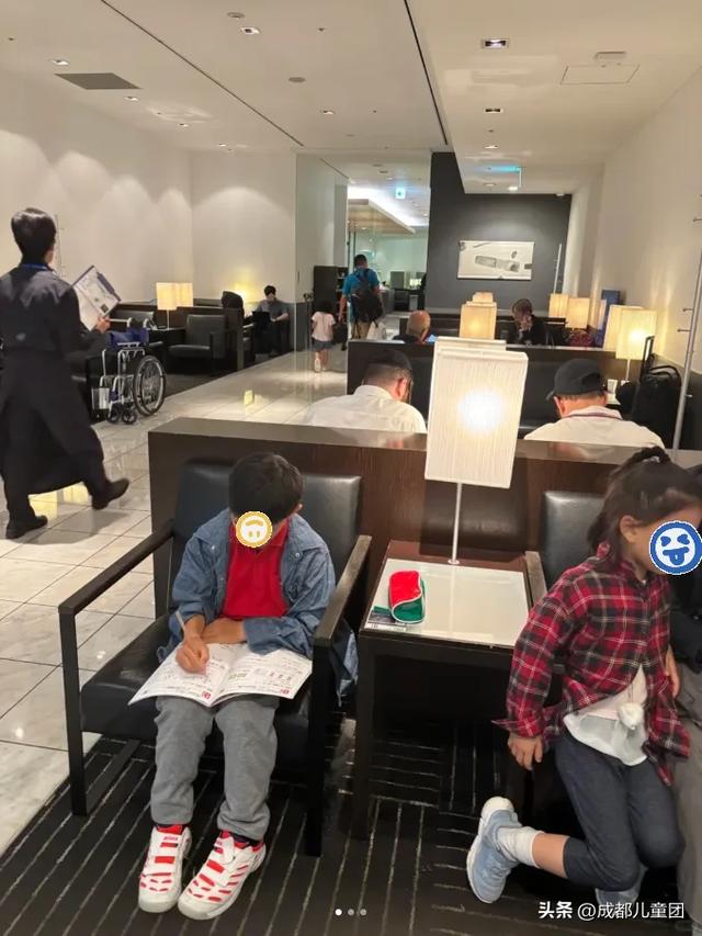 暑假旅游，就是换个地方写作业？全世界都在偶遇写作业的中国孩子