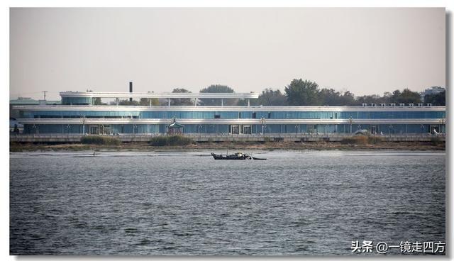 漫步丹东鸭绿江畔，可以隔江望见对岸的朝鲜