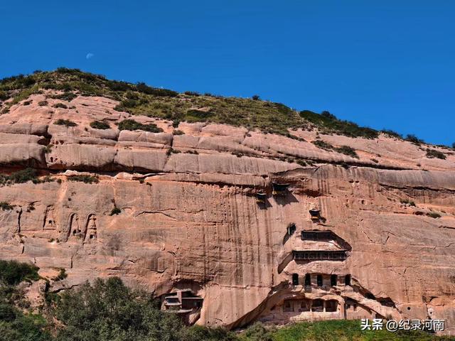 在甘肃张掖，有一被时光“雪藏”被大众低估的宝藏景点——马蹄寺