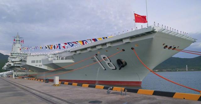 福建舰入列，老美哭丧着脸表示：不击沉它，我们都得跟着学用筷子