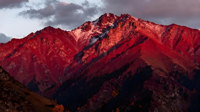 长风掠过天山麓，秋韵漫染乌鲁木齐 —— 丝路名城的鎏金诗卷