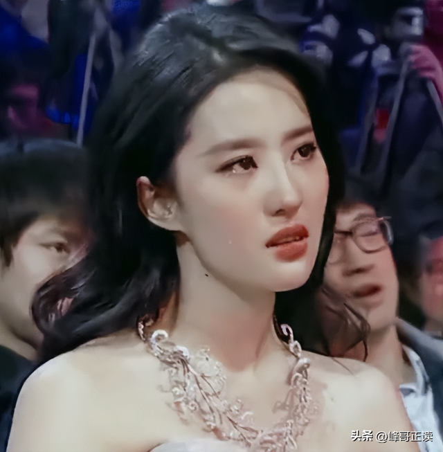 一场香港大火，让大家看清38岁刘亦菲的“真面目”，赵立坚说对了