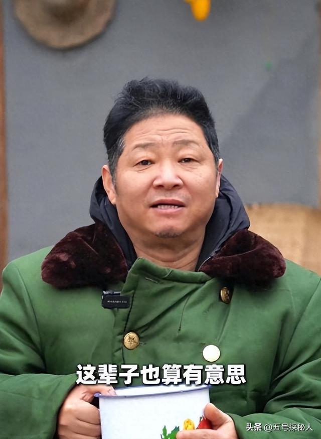 56岁赵亮现状：带小16岁模特老婆深山养鸡，满脸皱纹未衰先老