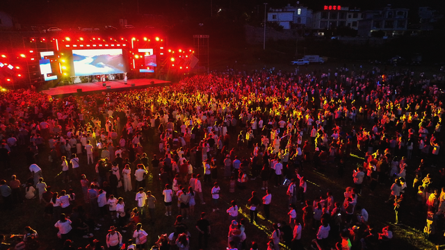 盘州：燃情夏日！万人共度篝火狂欢夜