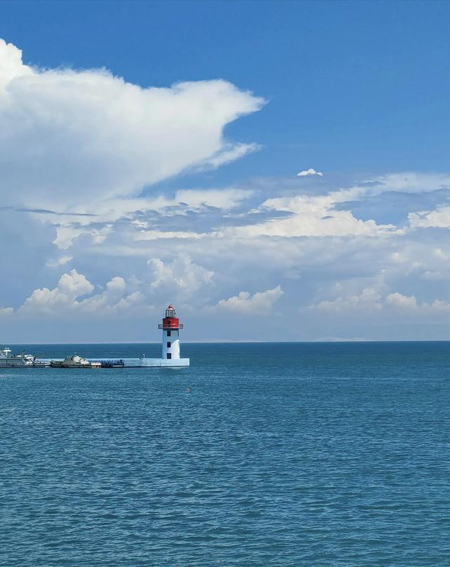 夏日里的青海湖 :花正黄,水正清,天正蓝…