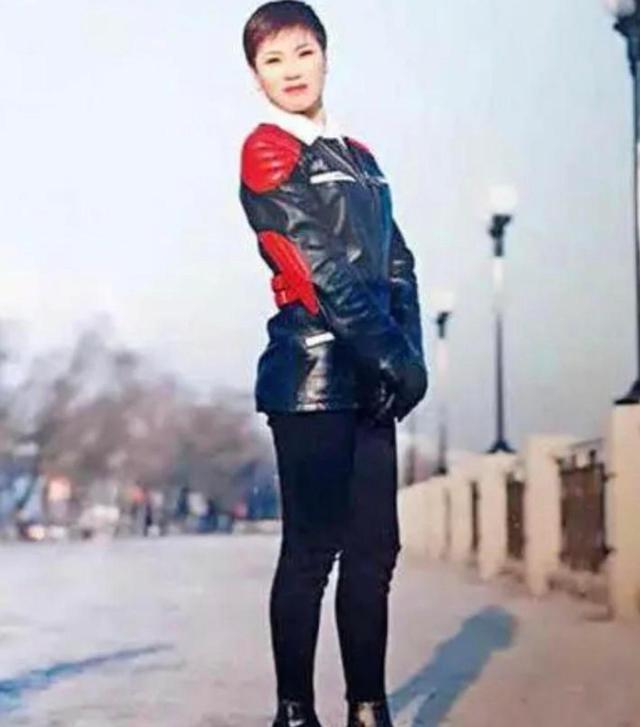 “风流尼姑”释智定落网，白天穿僧袍念经，晚上与和尚醉生梦死！