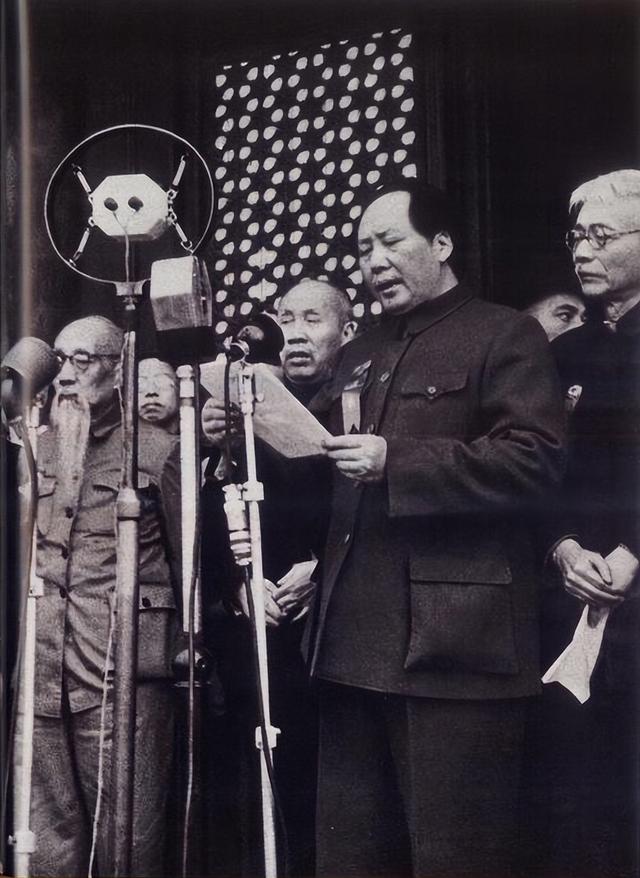 为何天安门不悬挂毛主席的照片，反倒要挂主席的画像？
