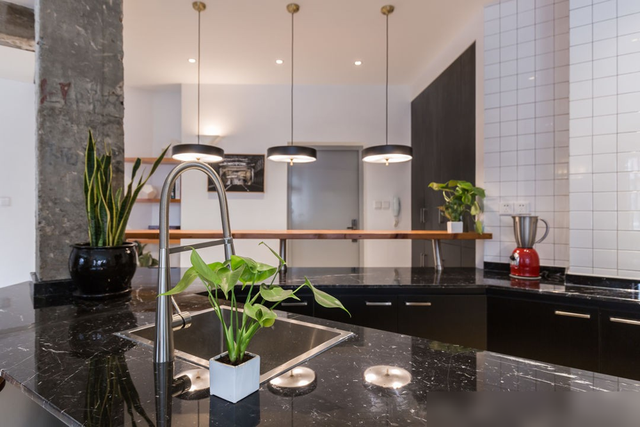 独特的“飞机”户型，经过设计师的改造，每处空间都得到充分利用