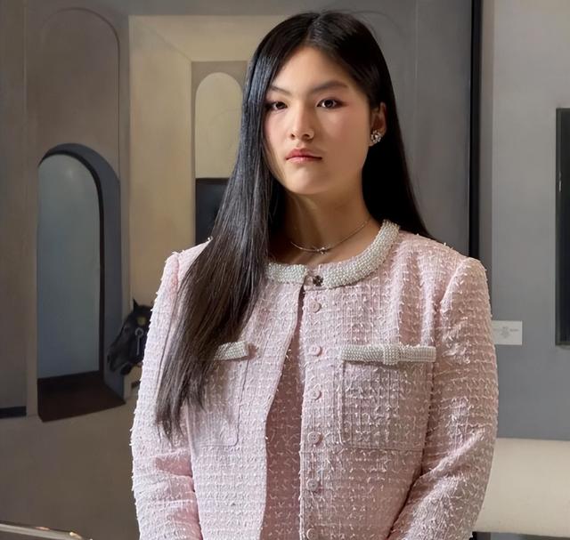 李湘女儿和梅婷女儿同框后，才发现，气质不是用钱就能砸出来的