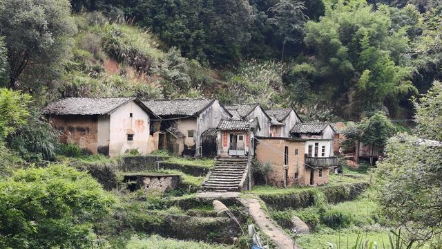 上当了！玩水挖沙捞鱼露营“宝藏地”，荷泗长潭水电站原来这样的