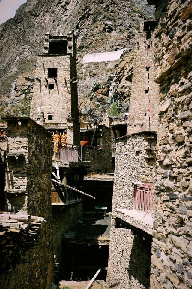 踏迹寻音：在阿坝理县，桃坪羌寨与甘堡藏寨的时空对话