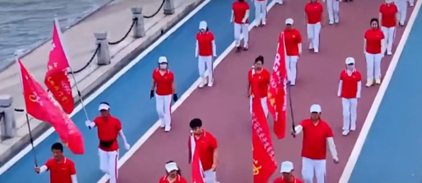 反转！老年暴走团挡道120被全网骂惨，警方介入，律师：车应让人