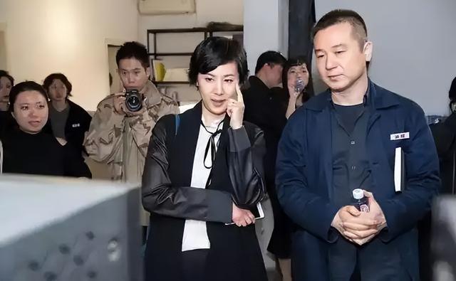 她是金牌美女主持，嫁上海首富生3个孩子，54岁看着像34岁好年轻