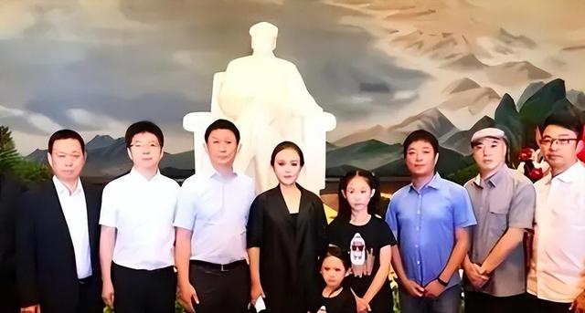 李讷唯一儿子王效芝：职高生，妻子是薄一波外孙女，介绍人是上将