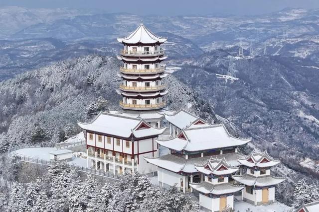 西和云华山：朝看日升云海间 暮观日落染层山