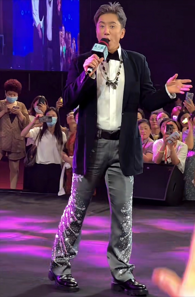 他8次上春晚	，作死被捕入狱，如今56岁无人问津，沦落到四处走穴