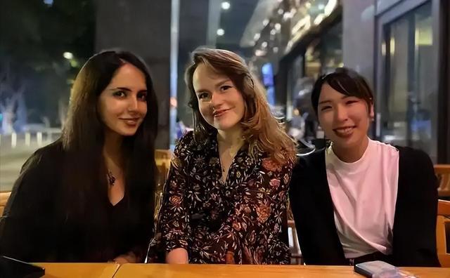 大量外国女孩涌入相亲角，不要彩礼不要车房，大龄剩女：滚出中国