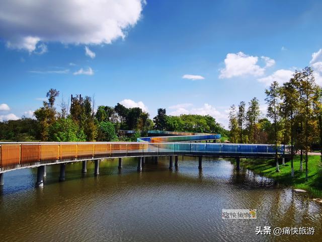 这座自贡宝藏公园不仅有水上玻璃栈道，更有“水帘长廊”瀑布！