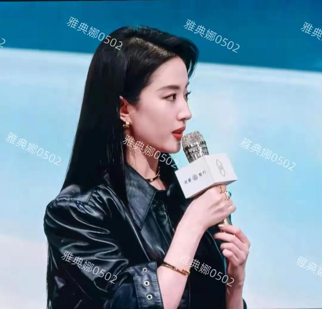 成都太古里偶遇刘亦菲逛街，素颜没网上夸的那么仙，有点儿萝卜腿