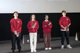 佟丽娅带火了新年穿搭，红色卫衣配白裤喜庆减龄，珍珠耳环好优雅图片