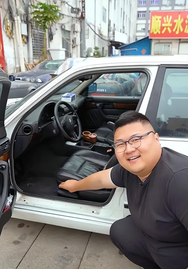 离婚一个月后再看猴哥与前妻，一个开始找下家，一个“名声扫地”