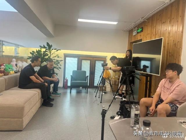 孩子想去迪士尼家长大哭一场?今年暑假旅游，我们是鄙视链最底端