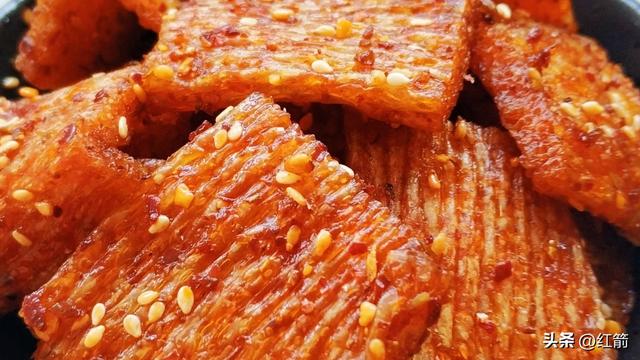 女子“吃	”辣条“吃”出一根金条