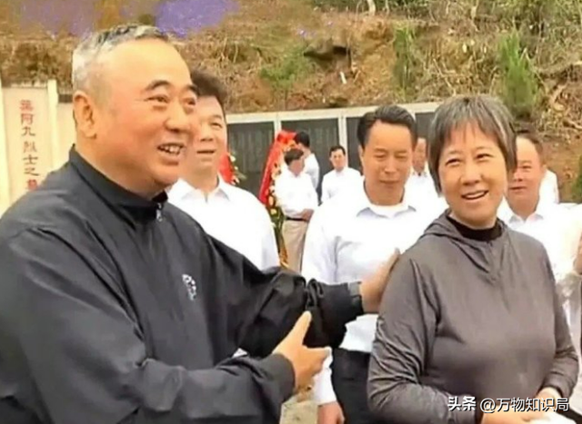 李鹏总理儿媳罕见留影，五官端正长相大气，爷爷功勋卓著比肩元帅