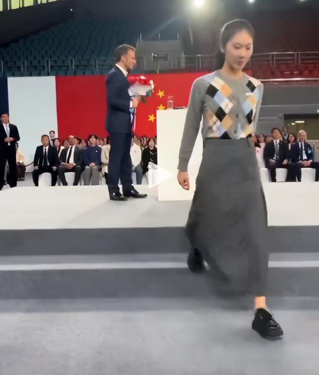 终于知道给马克龙献花的清纯女孩了！女孩身份曝光	，颜值极高太美