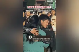 大学校园里，听障男生向听障女生浪漫告白。网友：他们的爱没有声音却震耳欲聋！图片