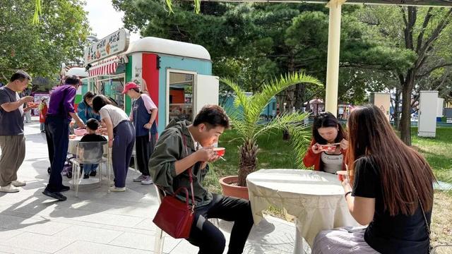石景山游乐园中秋藏王炸：22 米纸龙“缠”月亮，项目玩到爽！