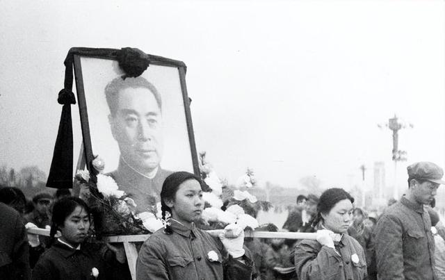 他曾担任文化部副部长，不准人民悼念周总理，1983年被开除党籍