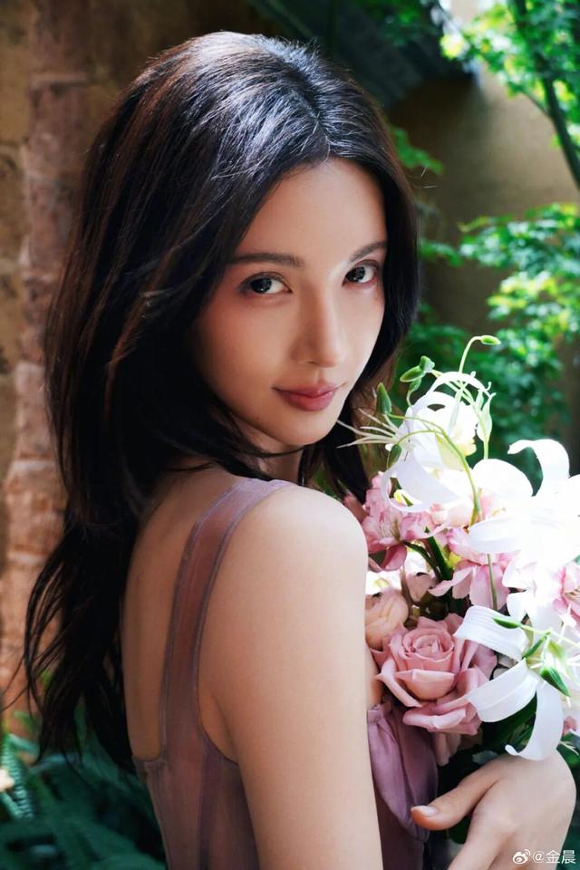 女星金晨被曝涉嫌交通肇事逃逸	，绍兴柯桥区交警回应：正核实