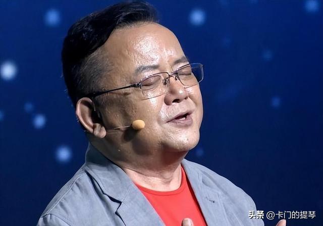 事实证明，被传卖掉上亿豪宅移民美国的王刚，已经走上另一条大道