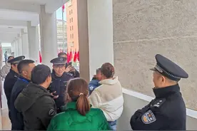 人潮里，民警帮着小男孩找妈妈图片