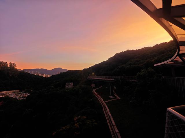 西丽湖国际科教城绿道，看霞飞满天，如梦似幻！长岭陂地铁C口