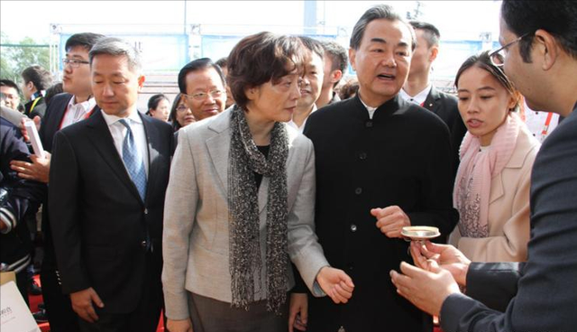 “外交男神”王毅年轻旧照，与妻子罕见同框，岳父曾是周总理秘书