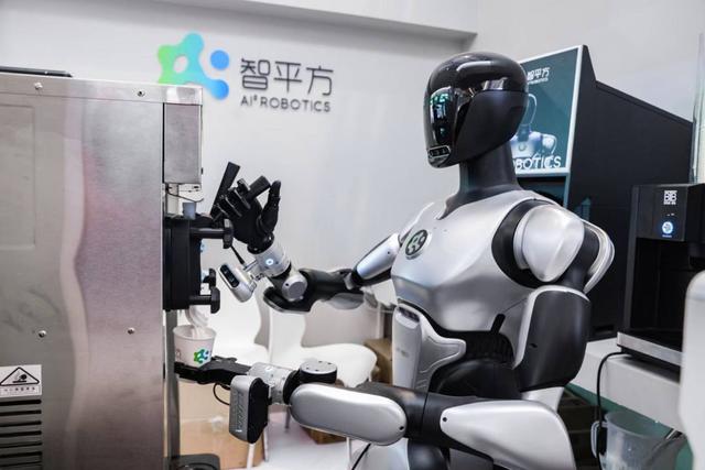 智平方通用智能机器人爱宝以「店员」身份亮相麦当劳全球旗舰店