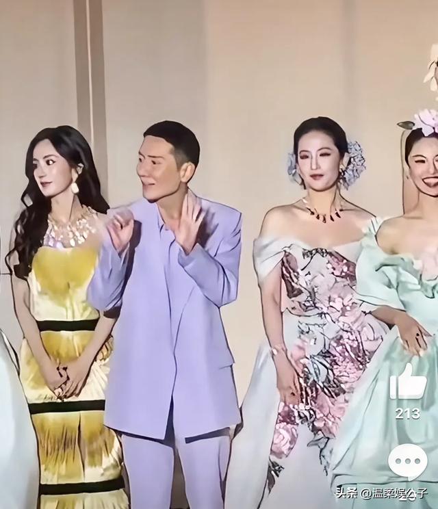 这一夜，合照站位暴露咖位：杨幂被挤，钟楚曦“抢位”，C位亮了