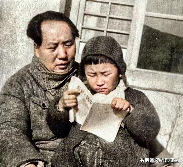 毛主席一家四口合影，四人脸上全是笑意，李讷紧挨毛主席