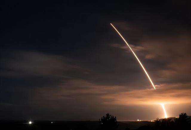 发射井齐竖，洲际导弹全锁定？ 美媒传出重大消息，中方当场驳斥