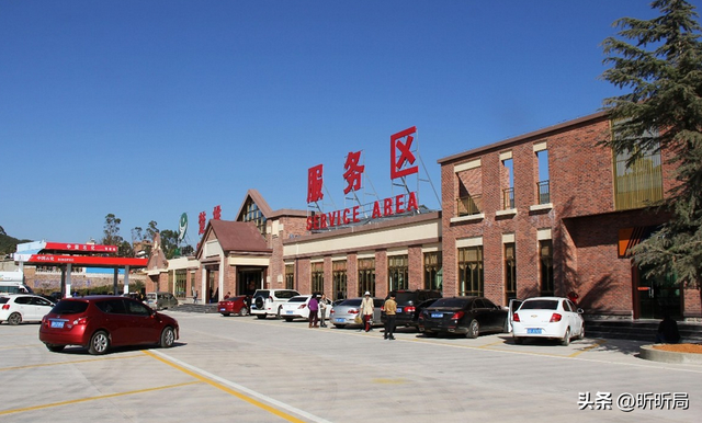 129名游客被滞留服务区6小时，明明是私人订制团，却犹如垃圾被丢