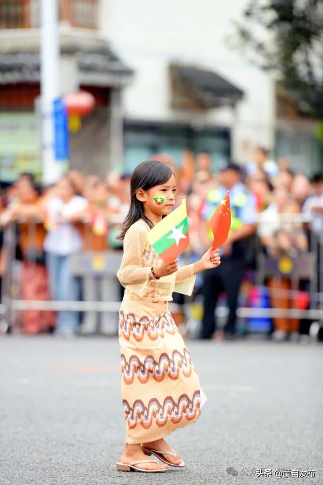 中缅胞波狂欢节刷屏了！牛车巡游、文化展演……瑞丽今天全城沸腾