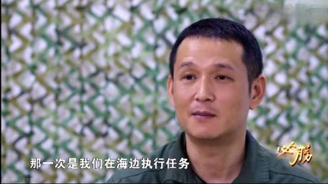 歼16戏耍两架隐形战机，贴背飞行后对方紧急逃离！F35还是F22？