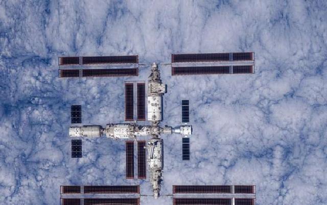 悬着的心终于放下，滞留太空的中国航天员	，带来意想不到的惊喜